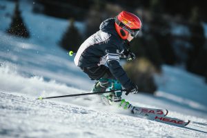 bild på en person som åker slalom