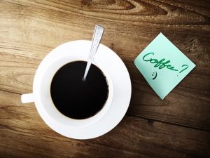 aerial-view-coffee-cup-wooden-table-with-sticky-note