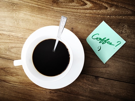 aerial-view-coffee-cup-wooden-table-with-sticky-note