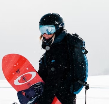 Porträttbild på Sarah Olsson med snowboardutrustning