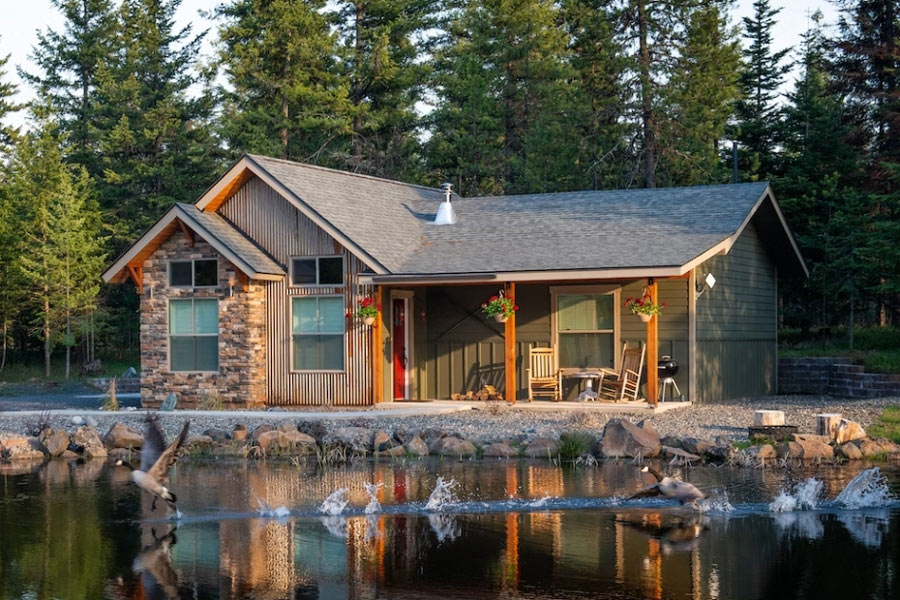 Boende lodge Granen, idyllisk stuga i ljust trä intill ett sjödrag i Sölden.