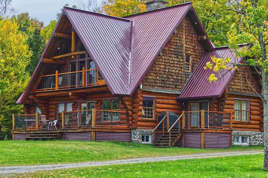 Boende lodge Älgen, klassisk timmerstuga i Sölden med härligt soldäck, omgiven av skog & natur.