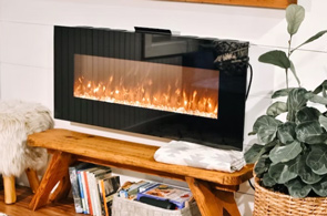 En öppen kamin i svart med glasdörr som är tänd och brinner