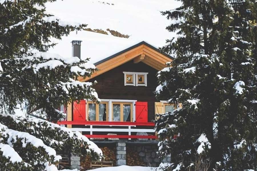Boende lodge Björnen, stor brun Trästuga i Söldens vinterskog.