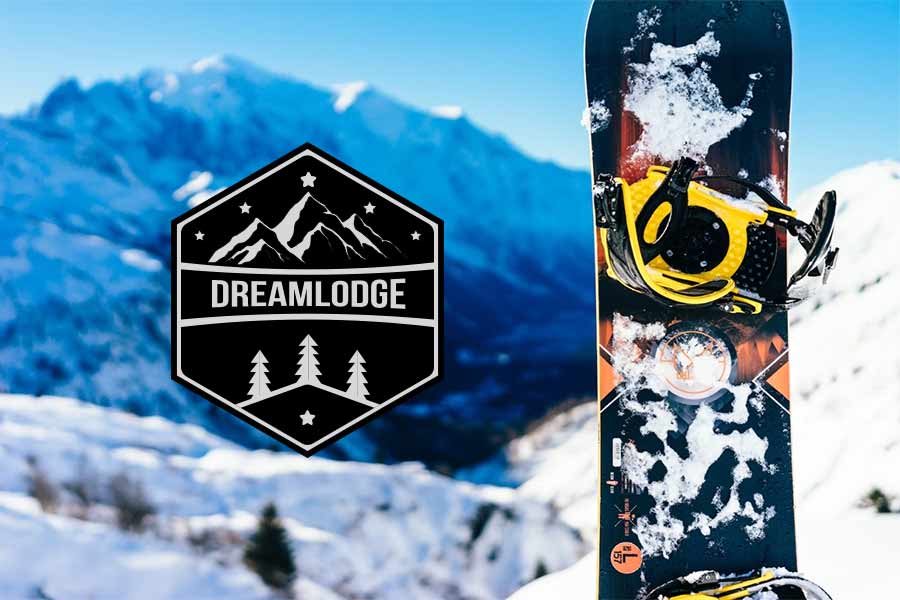 Eventsbild, En snowboard som står i snön, med stora alpberg i bakgrunden täckta med snö