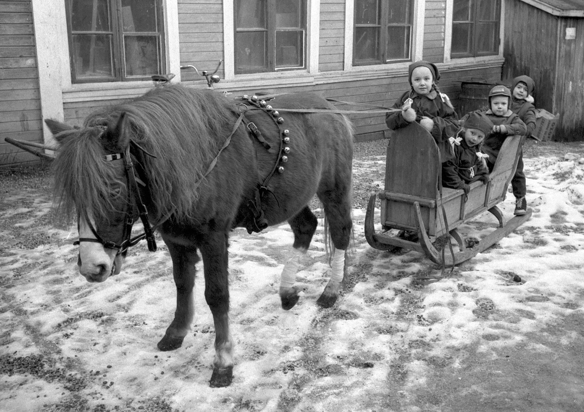 bild på en byggnad under vintern