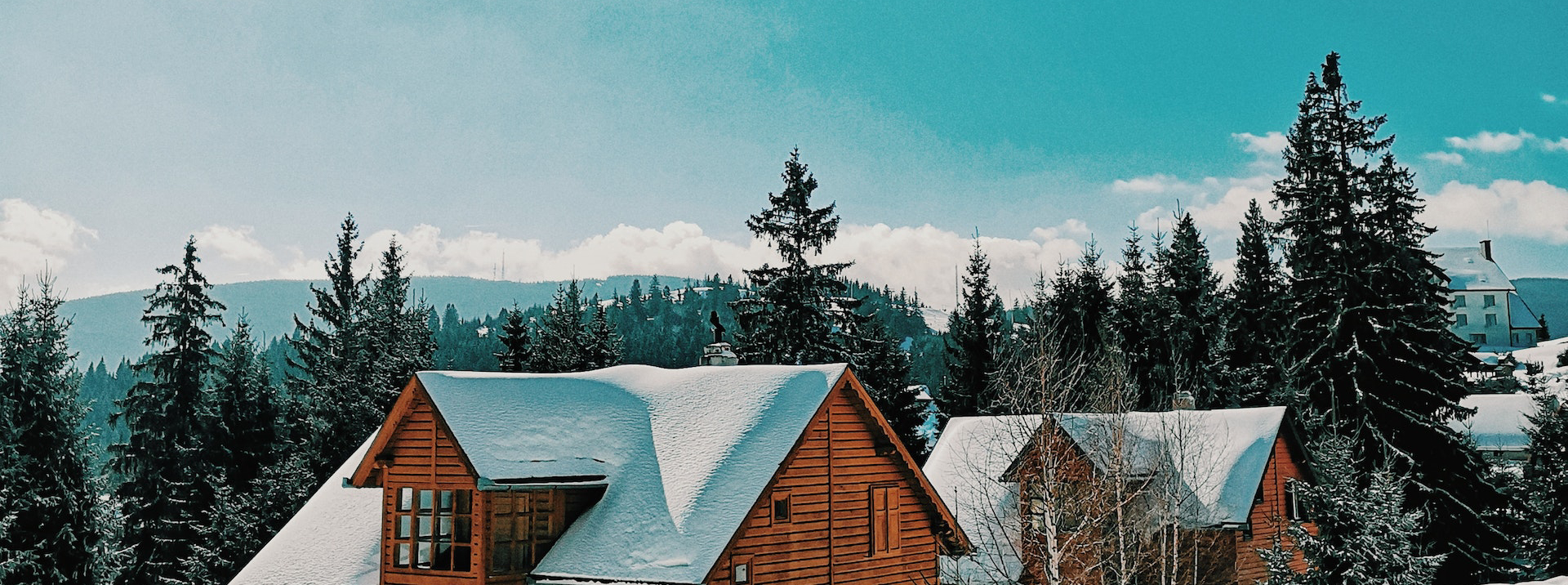 header bild på snöiga hustak