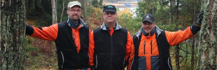 tre personer i skogen
