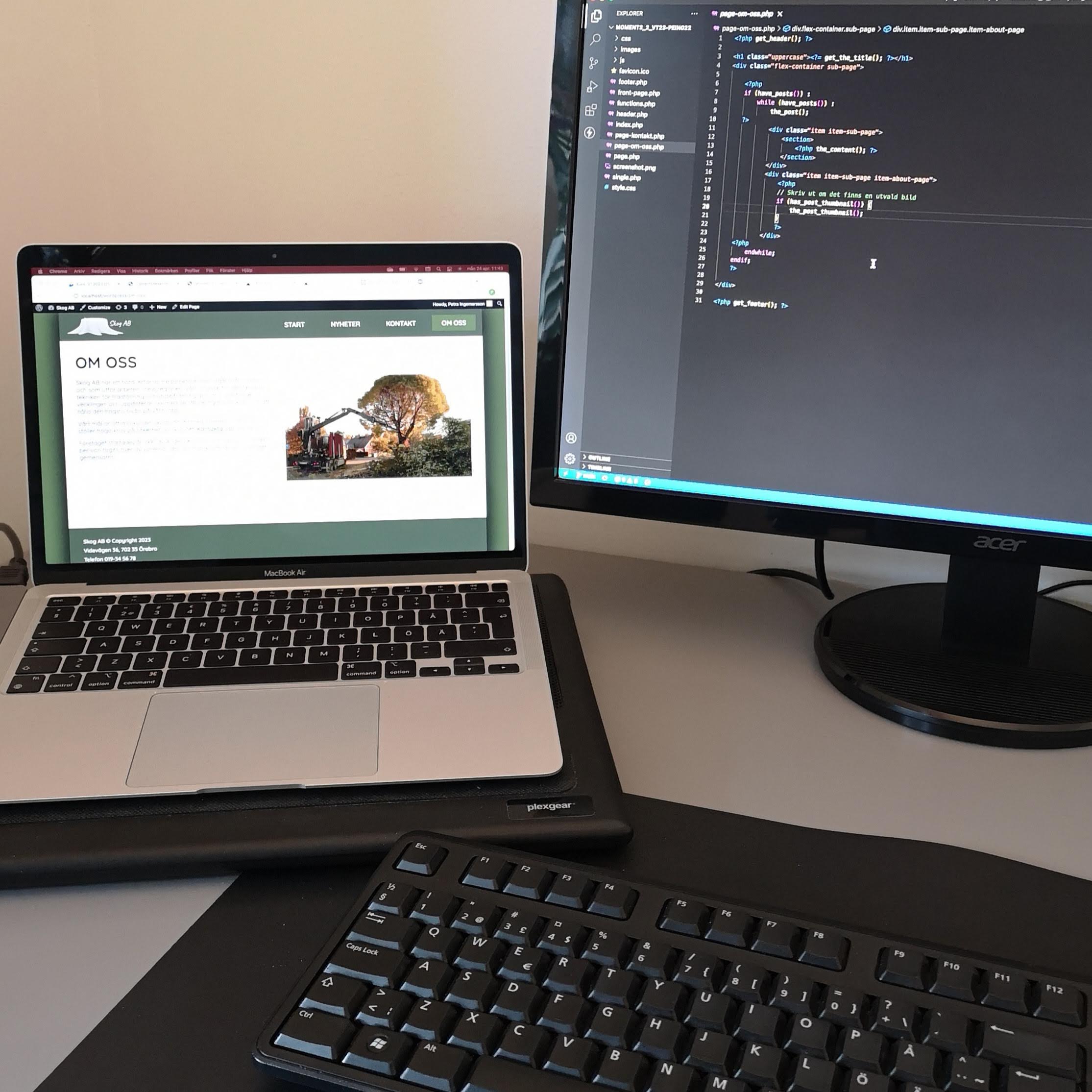 Laptop, datorskärm och tangentbord som använts när webbplatsen skapats
