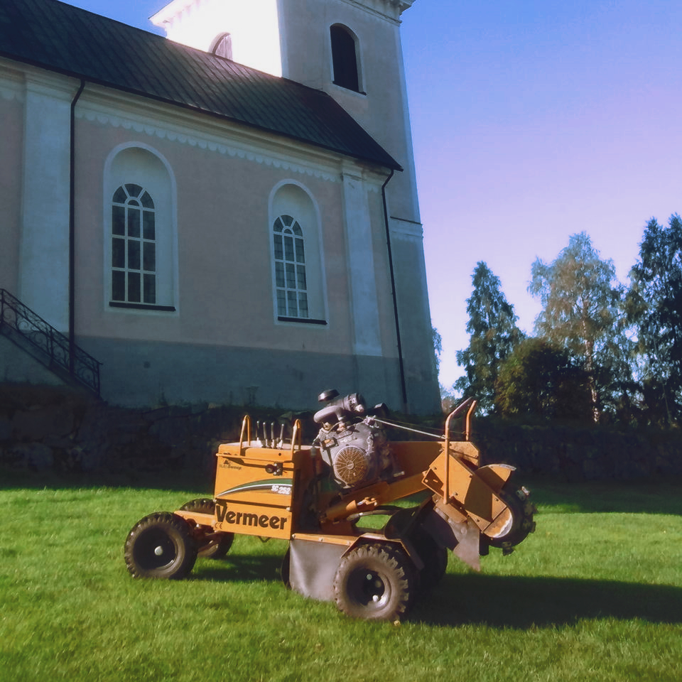Stubbfräs framför en kyrka