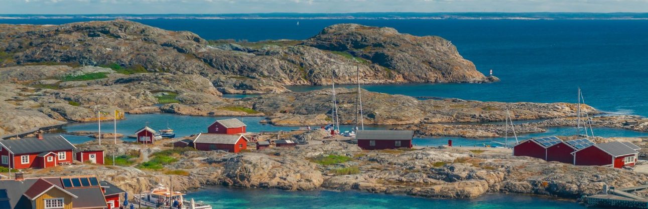 Solskärs kust med röda hus som står på klipporna
