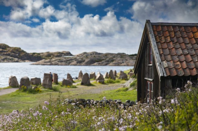 Hus framför en stig med stenar på vardera sida