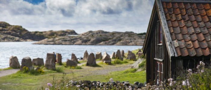 Hus framför en stig med stenar på vardera sida