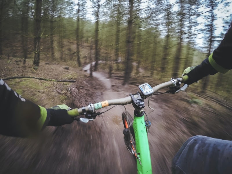 Cykling på skogsväg