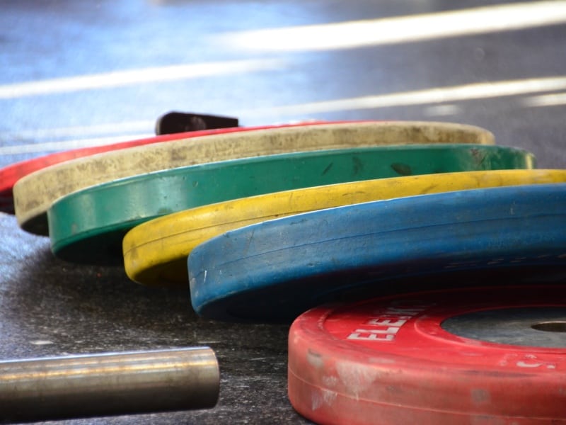 Fria vikter i gymmet