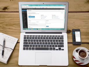 dator på skrivbord som programmerar i wordpress