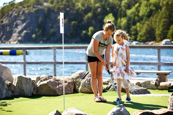 systrar som spelar golf