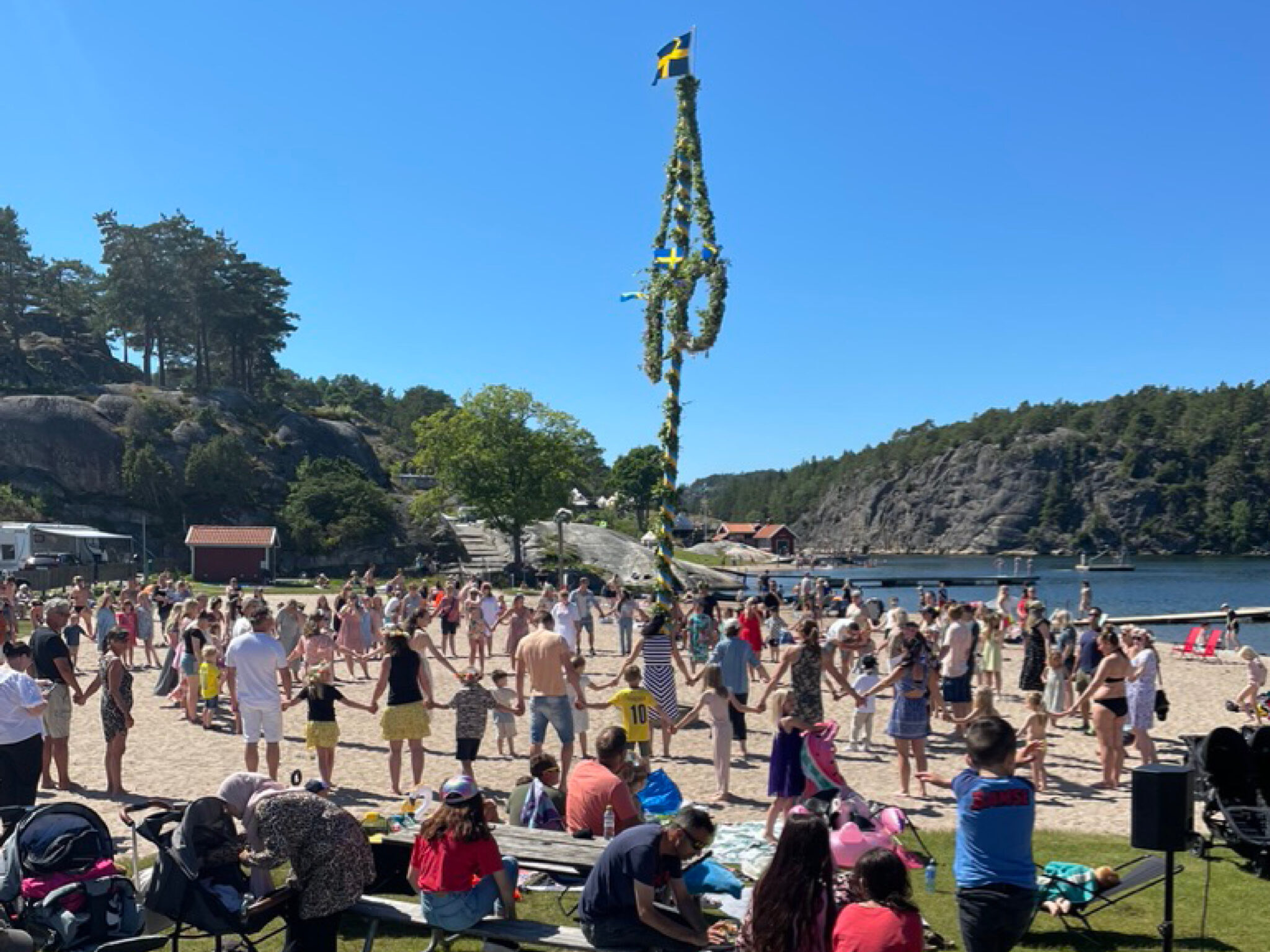 många folk samlas för att fira midsommar
