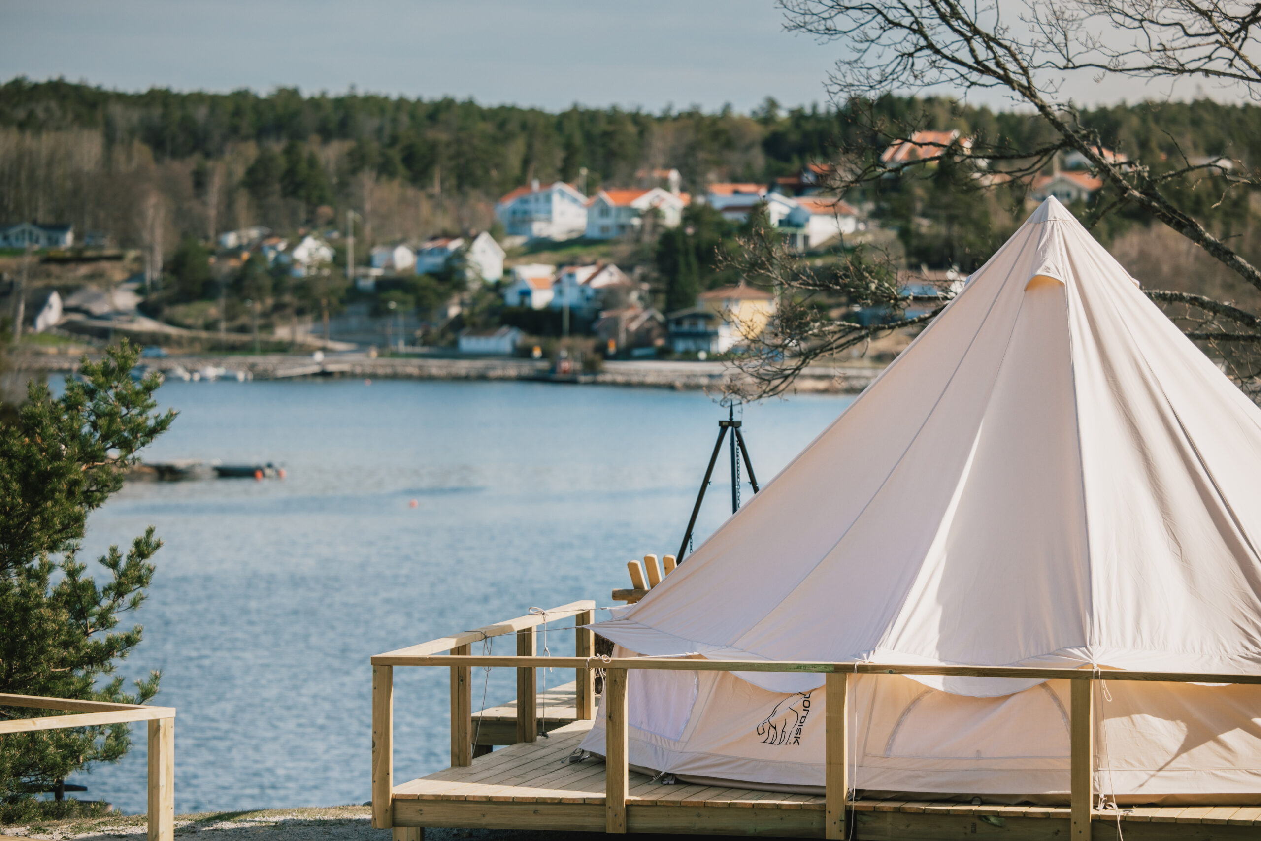 en camp som ligger nära hav